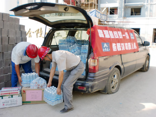 高溫慰問(wèn)到一線,酷暑清涼舒人心